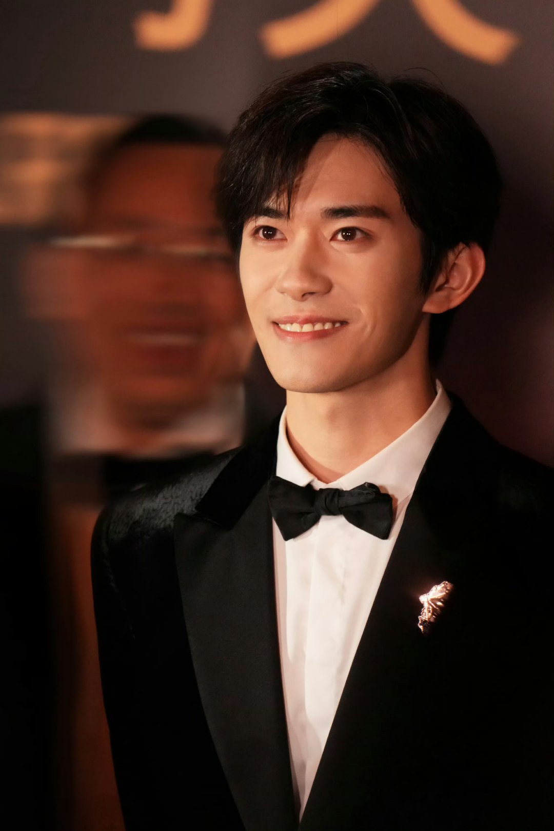 易烊千玺走过的路每一步都算数 十三岁踏浪出道，裹挟着争议与期待；二十四岁金鸡加冕