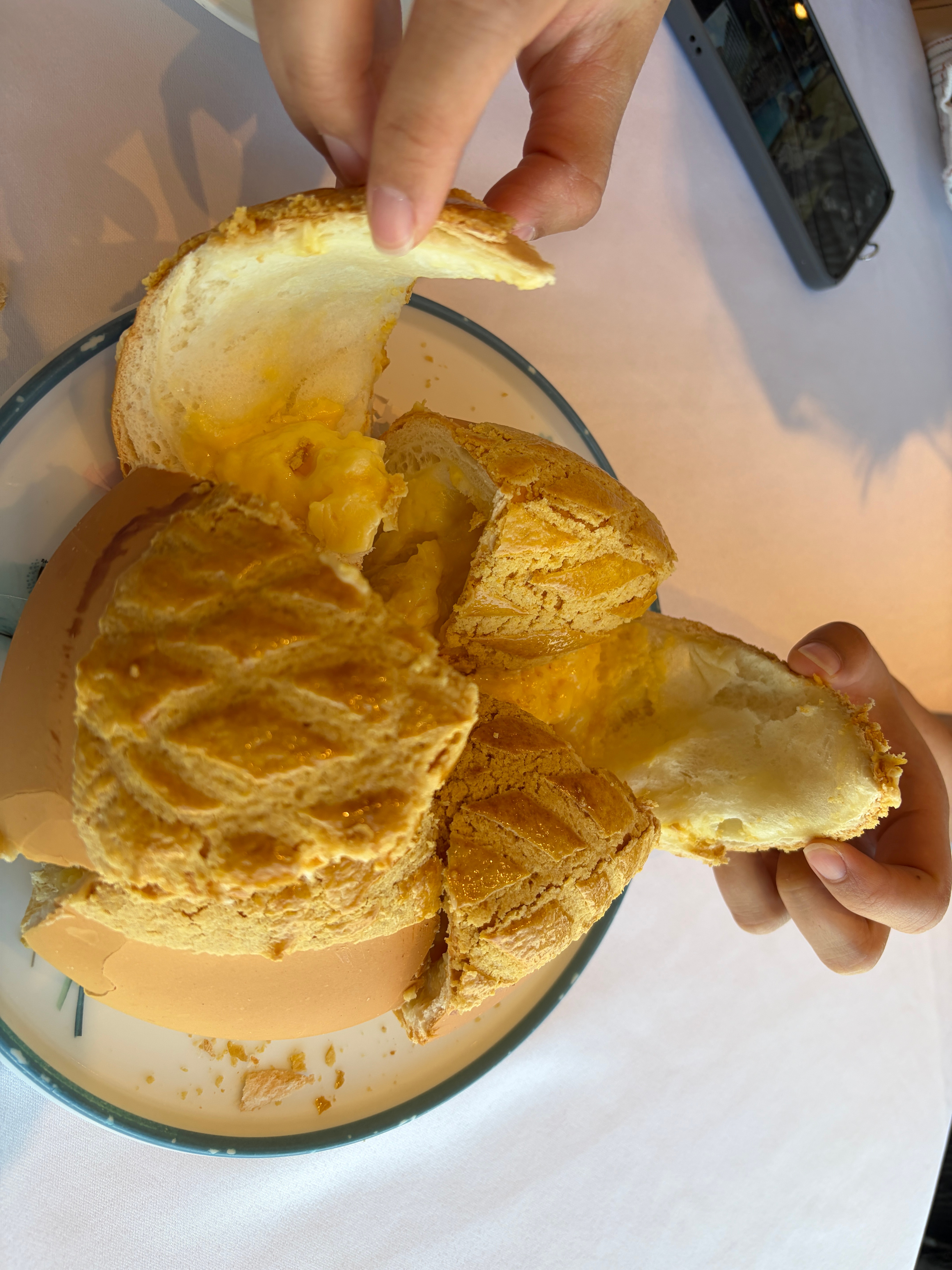 躺平式带娃的第二天游完泳来吃个“早茶”当地粉丝推荐这家十三俏菠萝包必点，外壳脆香