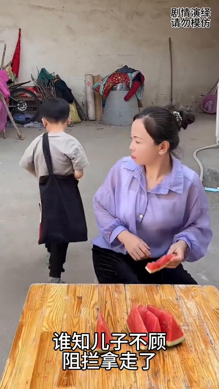 儿子不顾妈妈的阻拦给爷爷奶奶送西瓜吃，这一幕真的太感人了。
女子坐在椅子上吃西瓜