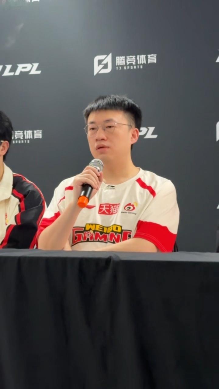 始终没有解决的问题？Xiaohu：沟通挺费劲吧。iG战胜WBGig刷新ad蜜月期