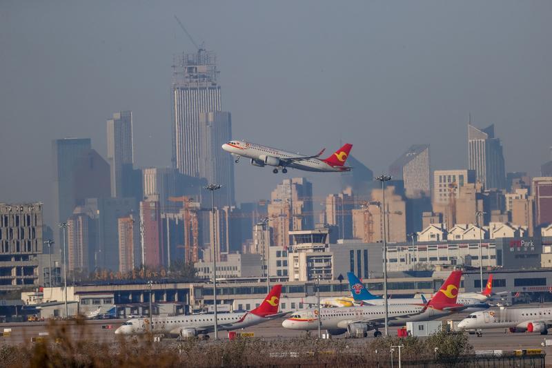 1月3日，天津滨海国际机场GS7855次天律飞昆明航班进入跑道正要起飞，女子舱内