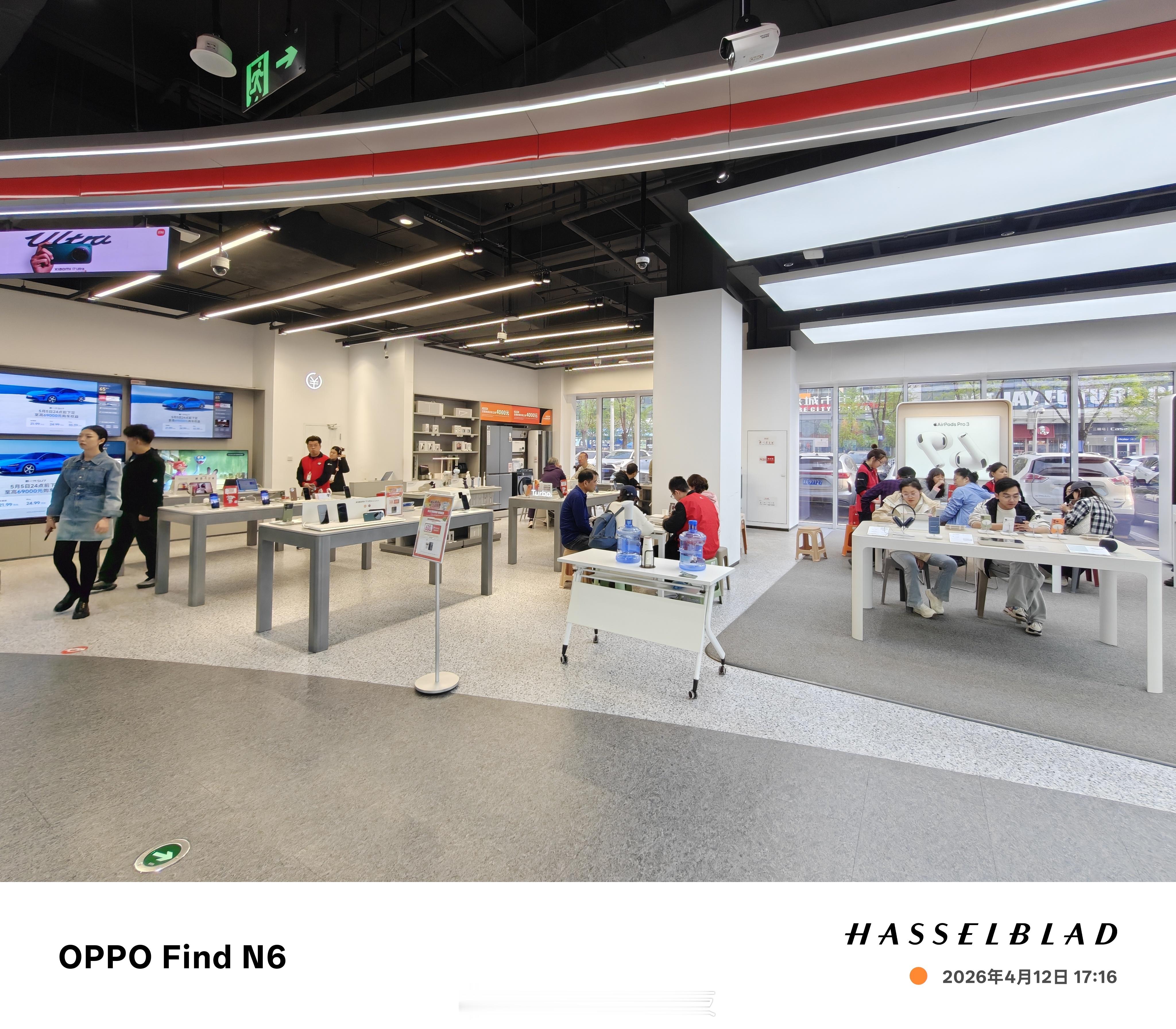 线下手机卖场人流实拍！各品牌势均力敌，苹果显得有些疲软