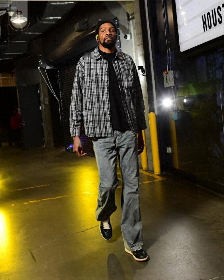 【🚀火箭队晒出杜兰特入场照，今日正式复出🏀】杜兰特的复出现场，暗色系的穿搭搭