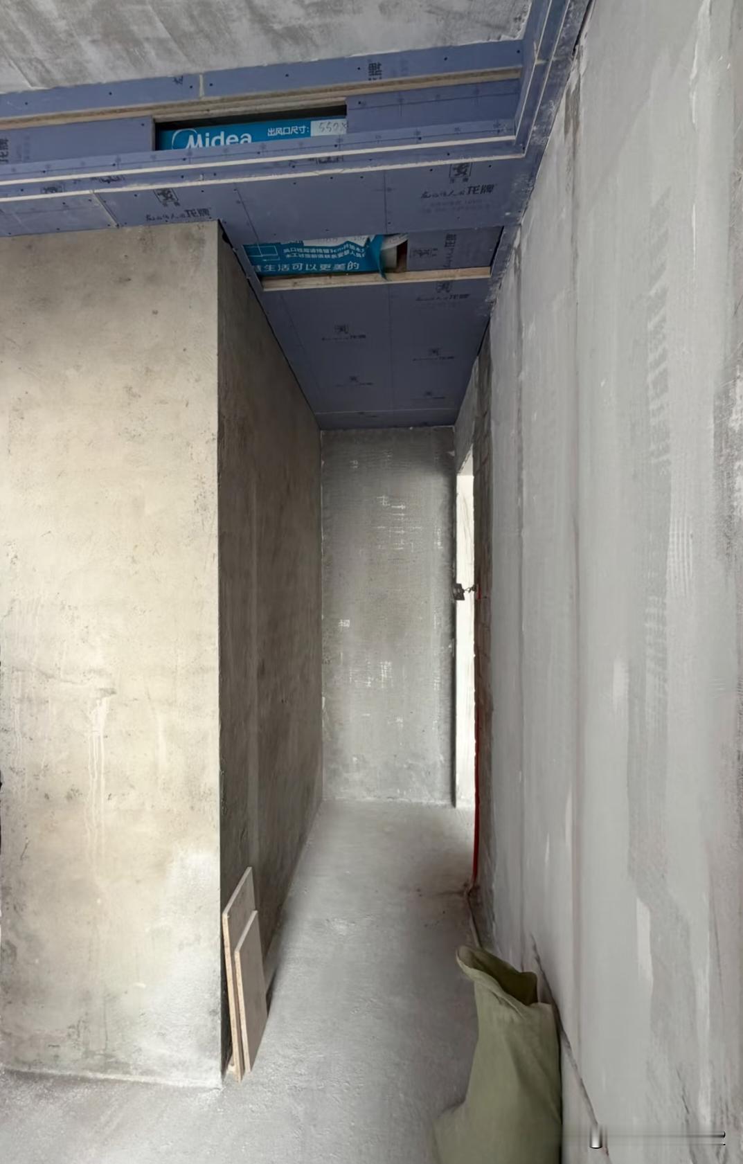 在主卧隔了衣帽间发现过道又长又窄好有压迫感，请问懂装修的大佬们，到底该怎么利用才