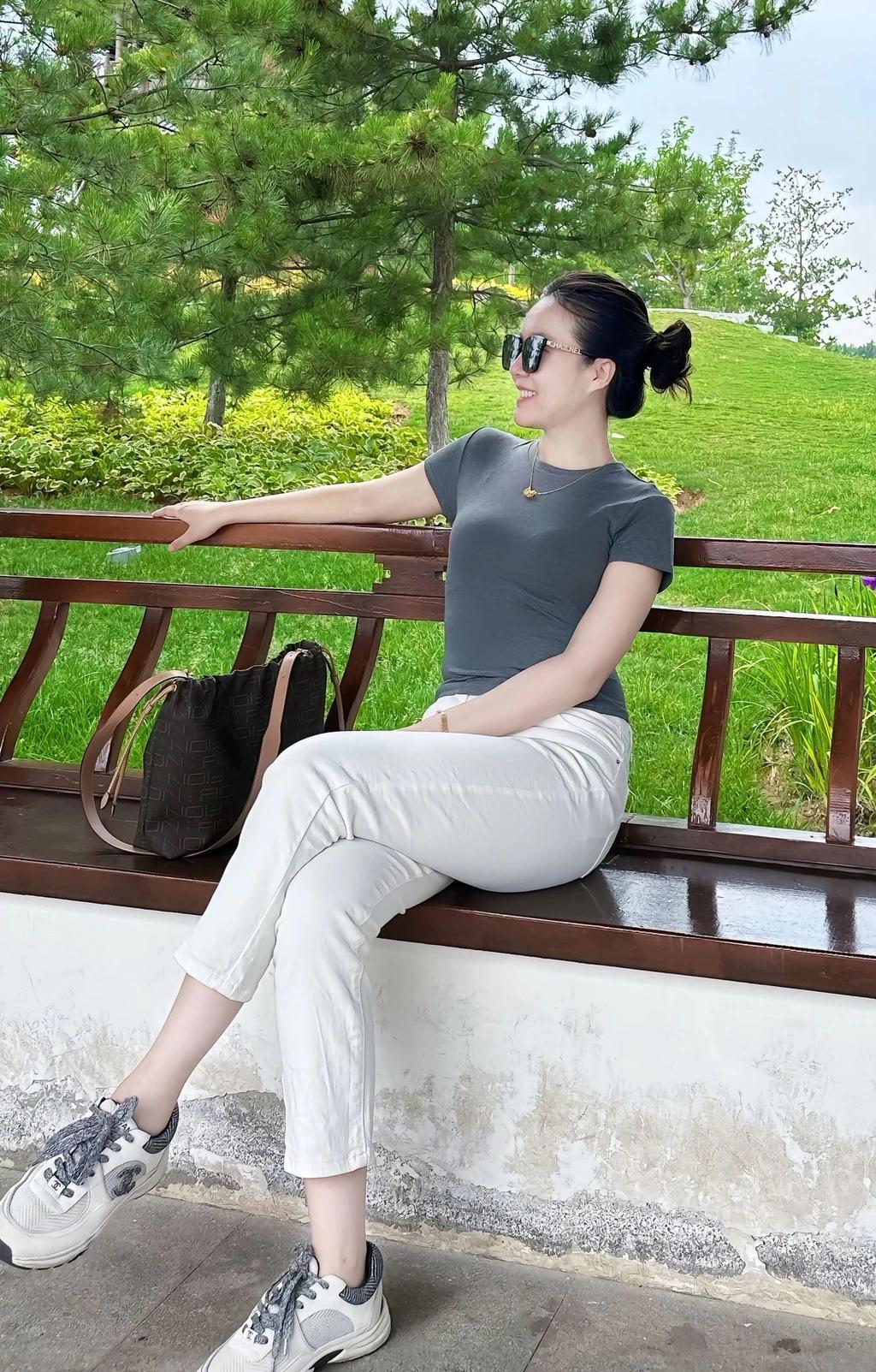 少妇满脸笑容，生活一定很滋润