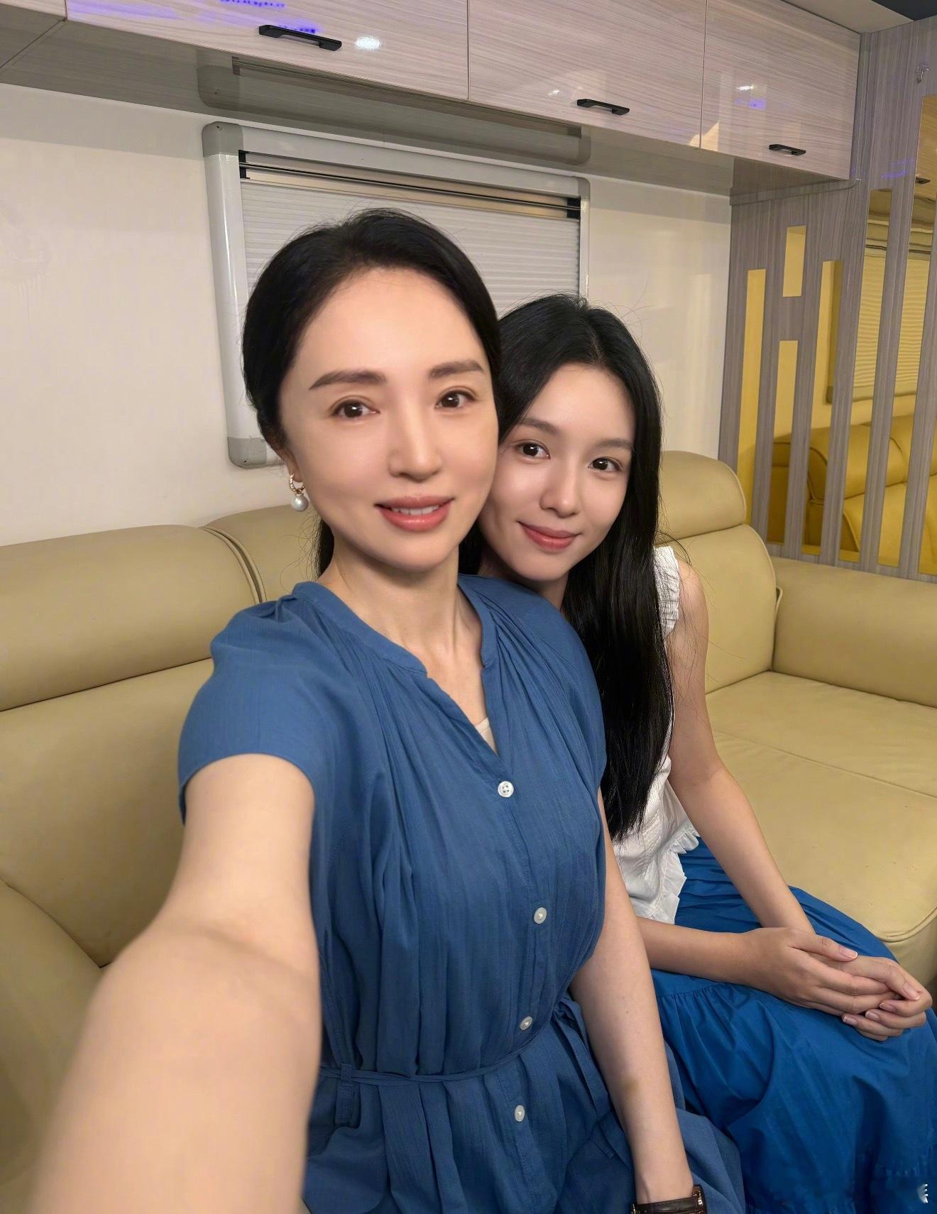 周也董璇合照好像P的不得不说周也和董璇长得真有点像啊 跟小酒窝站一起像母女三人 