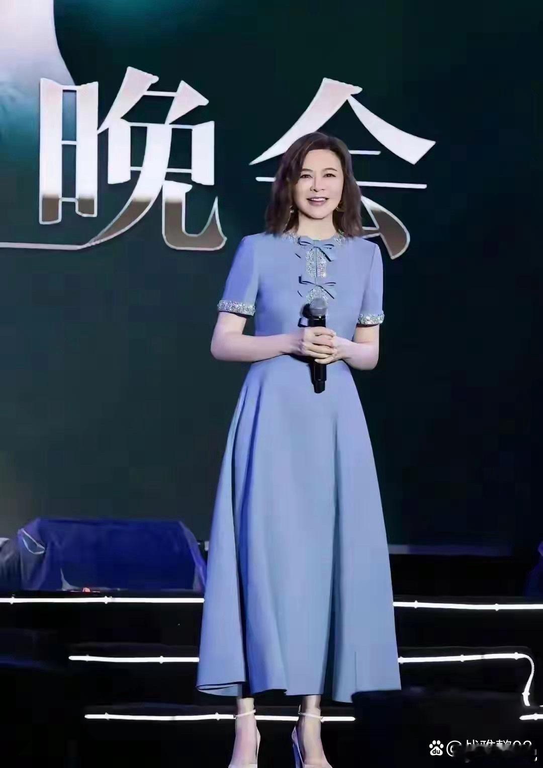 60岁的关之琳一身蓝色裙子出席活动，一出场瞬间成为焦点 ​​​