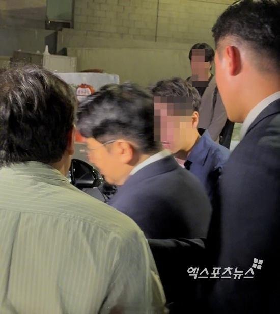 警方对方时赫进行14个小时高强度调查方时赫不回答记者提问 据韩媒，HYBE董事长