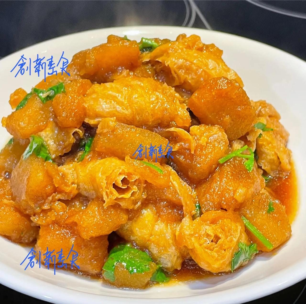 冬瓜铃铃卷

材料：
冬瓜一个（小），铃铃卷半盒（八个），香菜少许，红烧酱油二汤