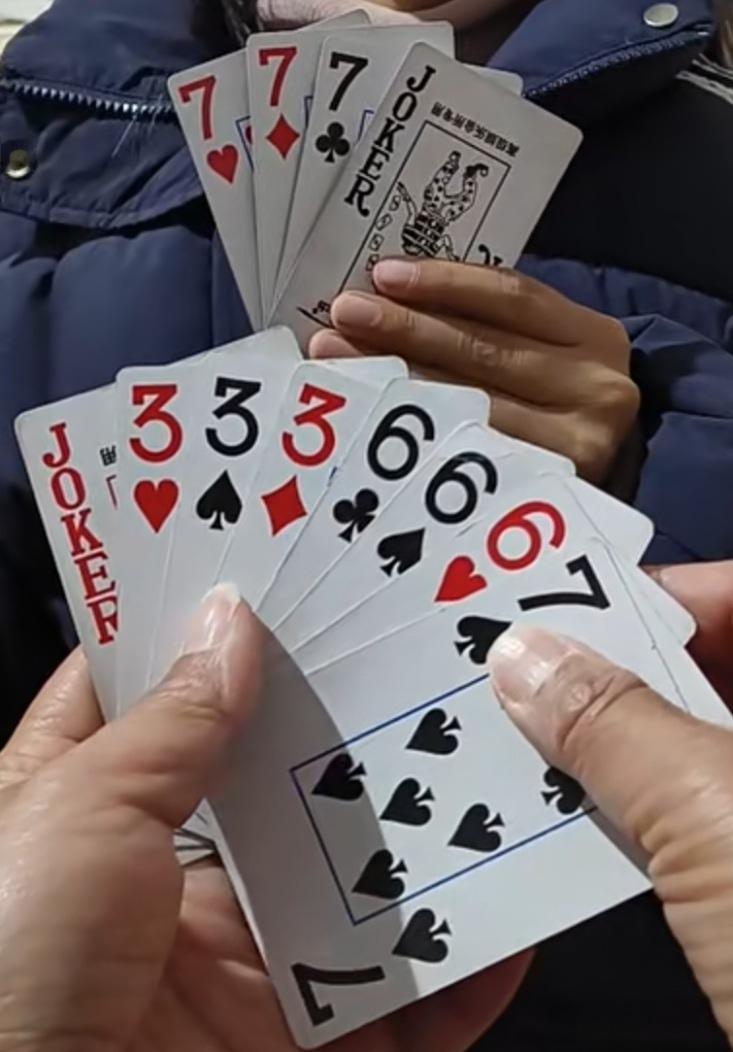 巧解残局。益智游戏，欢乐斗地主，规则有连有带，最多3带1，也可以3不带。下面牌的