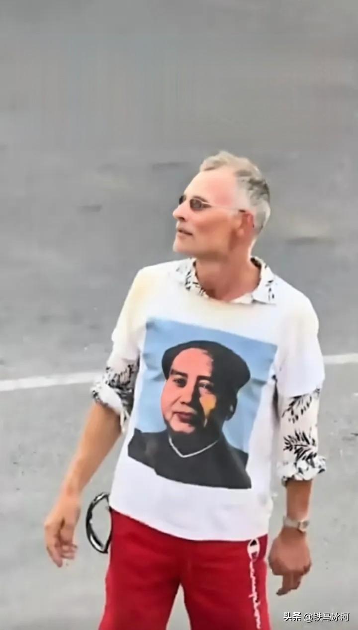 🍁世界人民热爱毛主席
 这是在意大利街头的随手抓拍的普通路人，身上穿着印有毛主