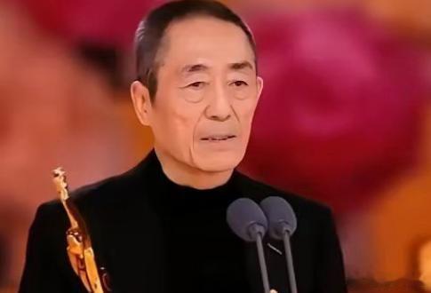百花奖主持乱称呼引发圈内热议，女主持当众直呼一谋导演，现场气氛尬得抠脚，张艺谋领