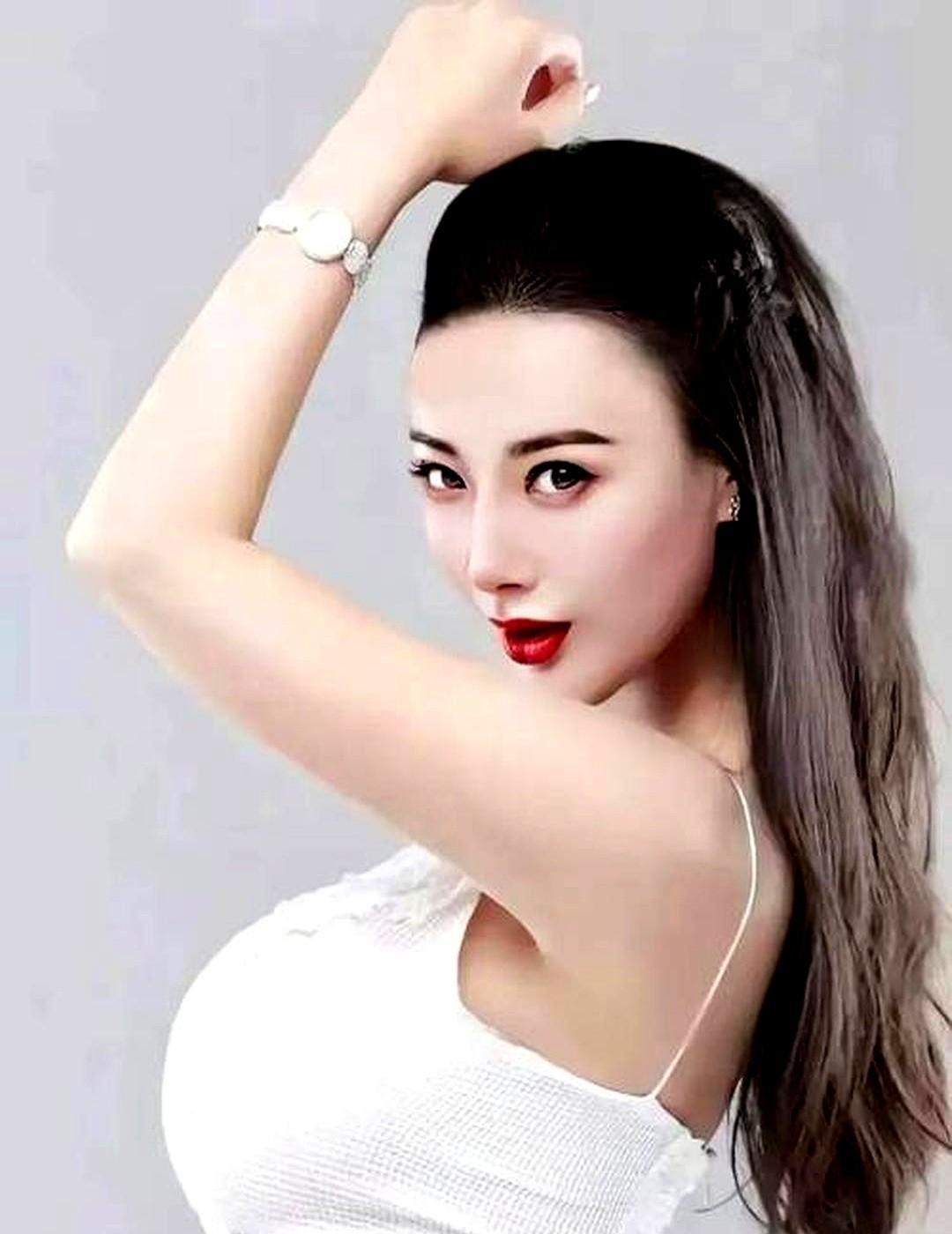 她不是艳星，是演员。
早年被贴标签，她没吵没闹，转身就演刑警、外贸女强人。
《暗