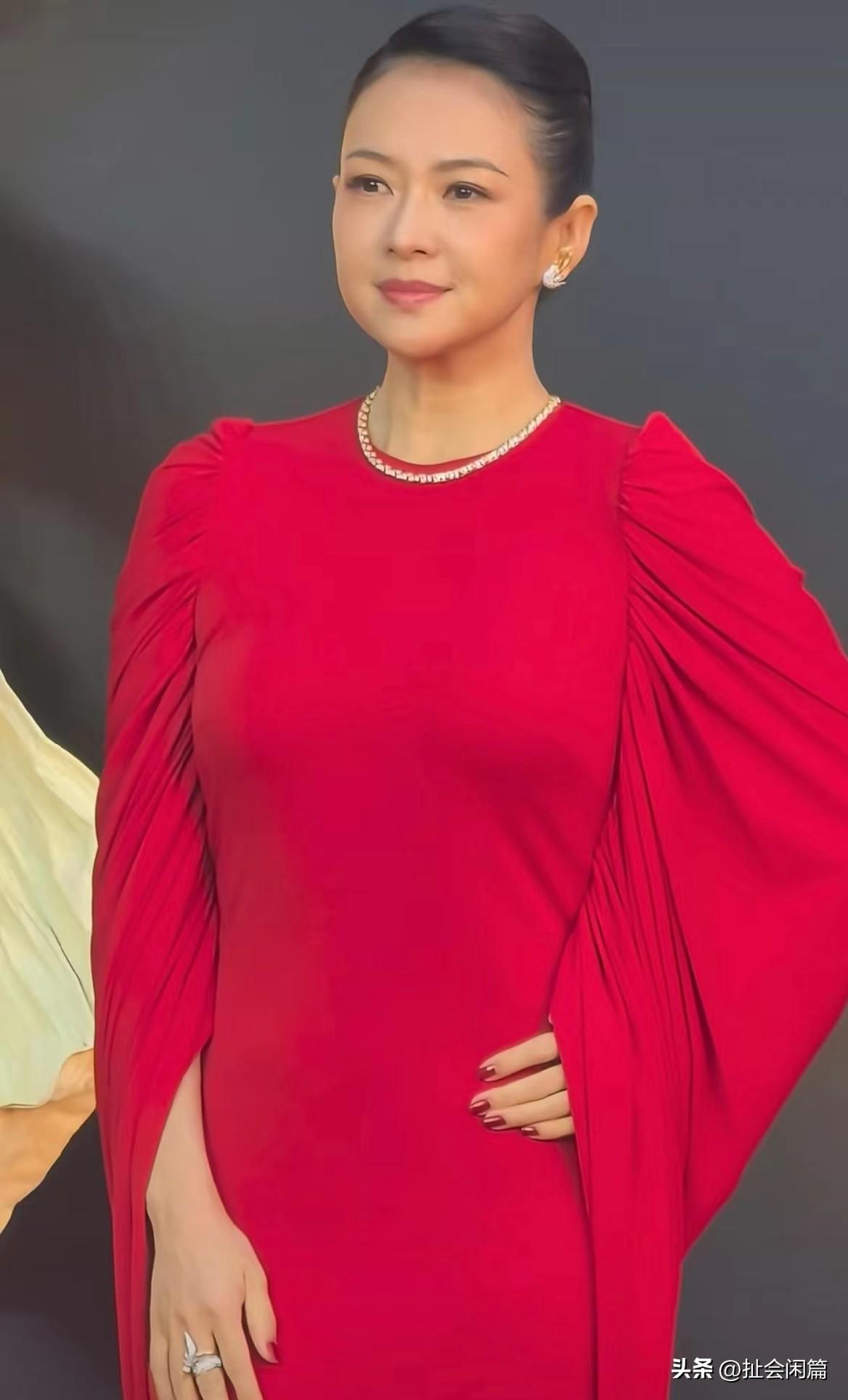 章子怡今天出席活动的照片，又被网友热议了。

我就纳了闷儿，中年女人不就是这个样