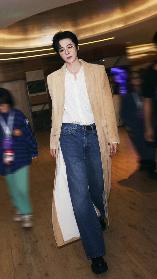 刘宇宁腿长走的就是快刘宇宁南京站彩蛋 腿长就是有优势，别人小碎步紧赶慢赶，他两步