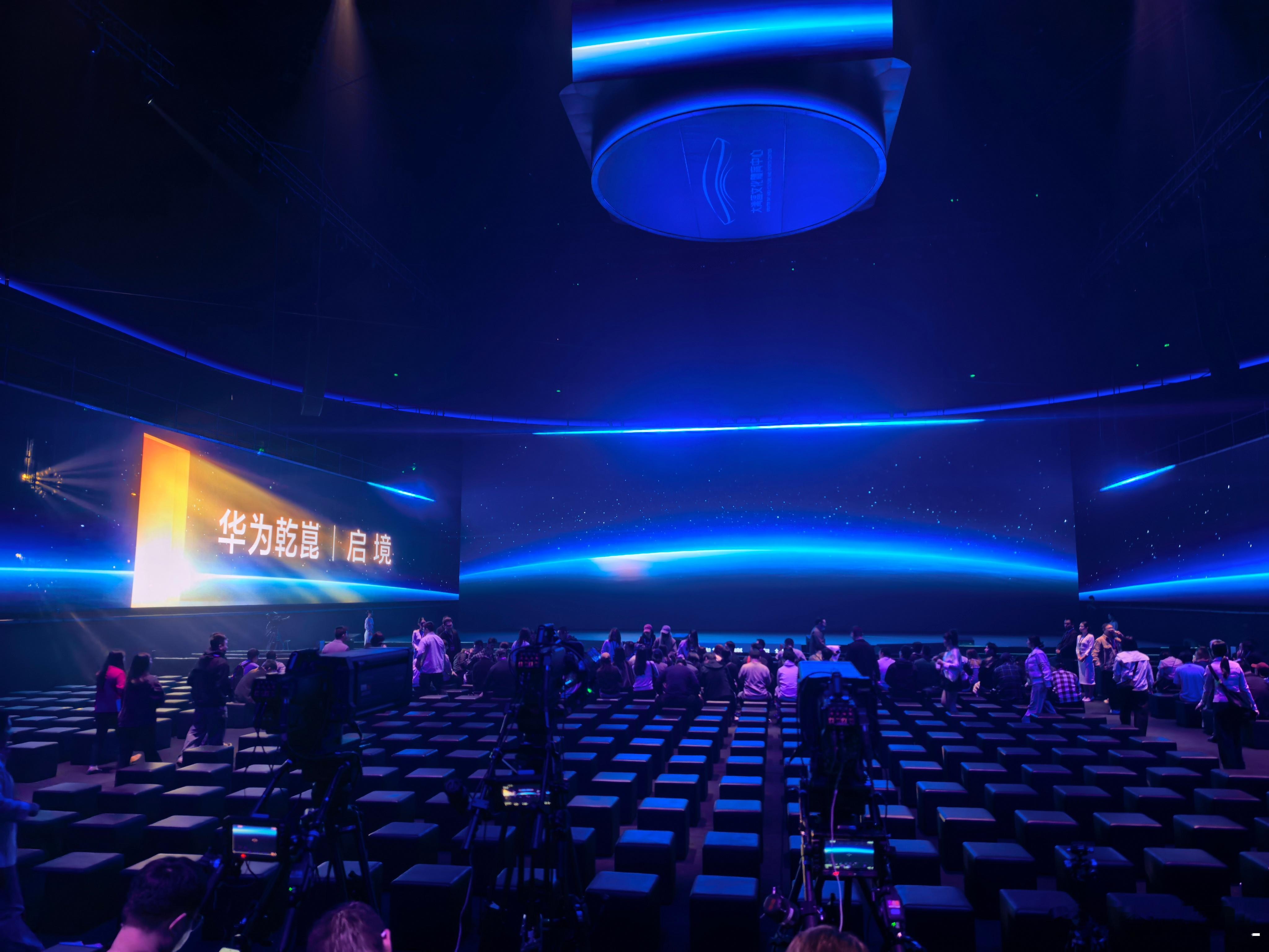 我靠，从没见过这么美的发布会布置。华子的审美渗透到方方面面。其实我一直好奇，审美