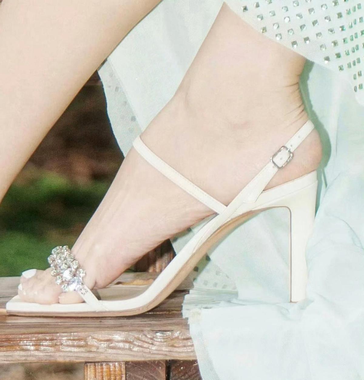 脚踝粗到穿不了短靴？
陈瑶把“脚脖子”练成热搜。
她刚甩出的芭蕾跟练视频，3