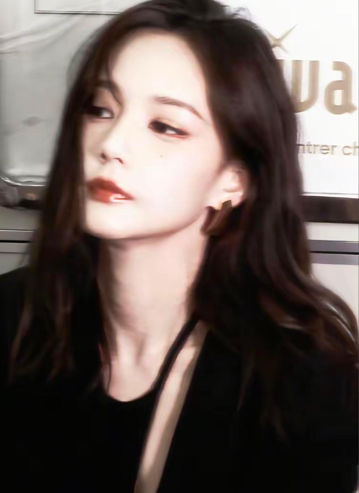 李一桐[超话]明明是一生大气的中国女人，姐感和妹感并存，帅气与可爱并存，情商高，