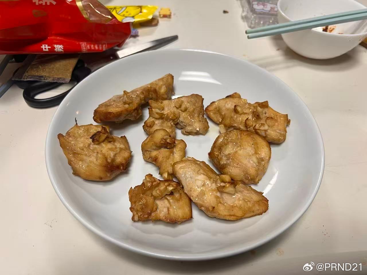用空气炸锅烤了点儿蒜香鸡胸肉，还挺好吃