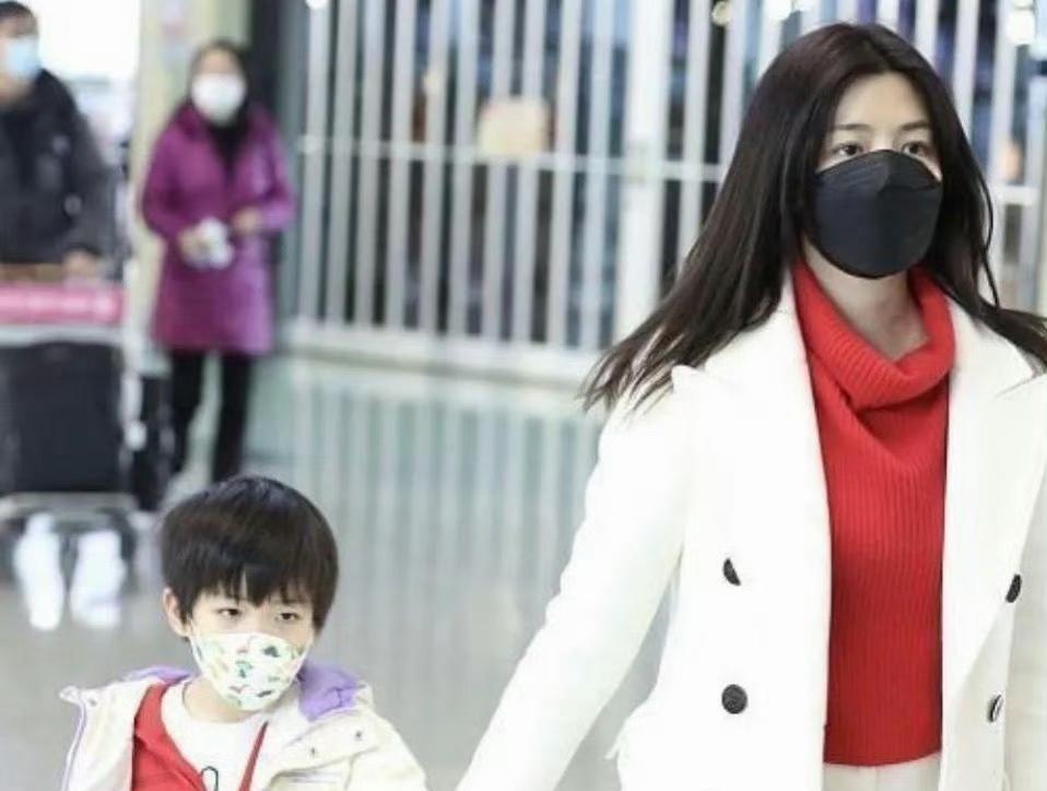 42岁的陈妍希，居然在新剧《狙击蝴蝶》里搭档小19岁的周柯宇演情侣？
这波姐弟恋