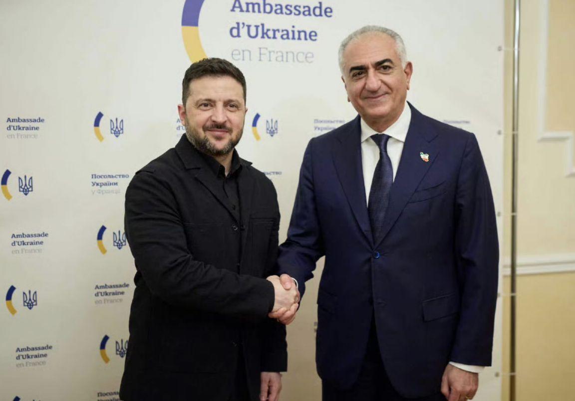 乌克兰总统泽连斯基在法国巴黎会见了流亡的伊朗王储，两人进行了亲切友好的交谈。他说