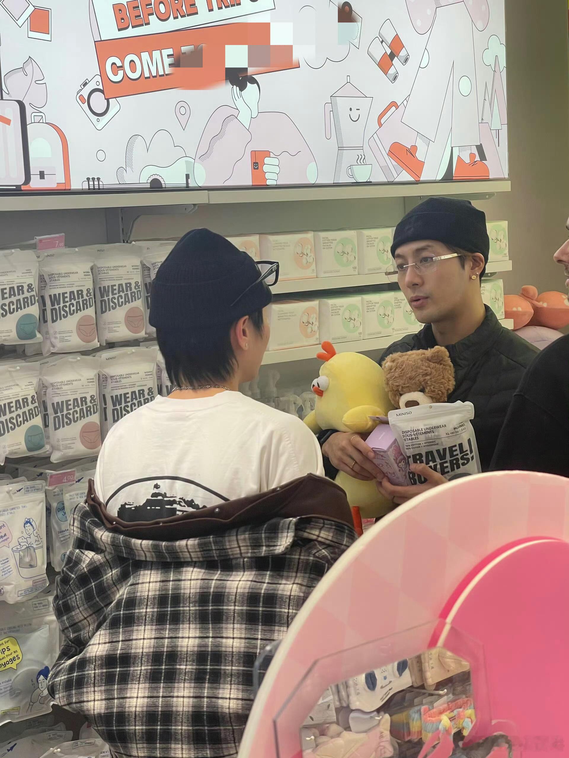 王嘉尔的偶遇太好嗑！东京街头嘱咐保护自己，上海骑共享单车显男大感，巴黎逛街气场拉