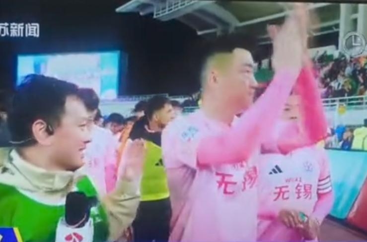 昨晚无锡队赛后这一幕，以为是个直播事故，实际上让很多人包括我都是发自会心一笑！