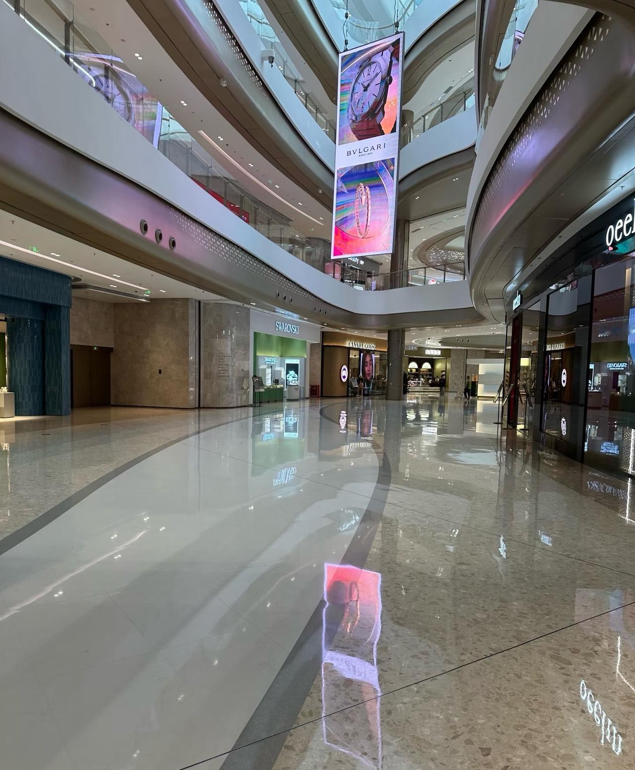 海南免税店现在周末都没啥人啦。想想也是，为了去免税店购物，得花机票、火车票钱，还