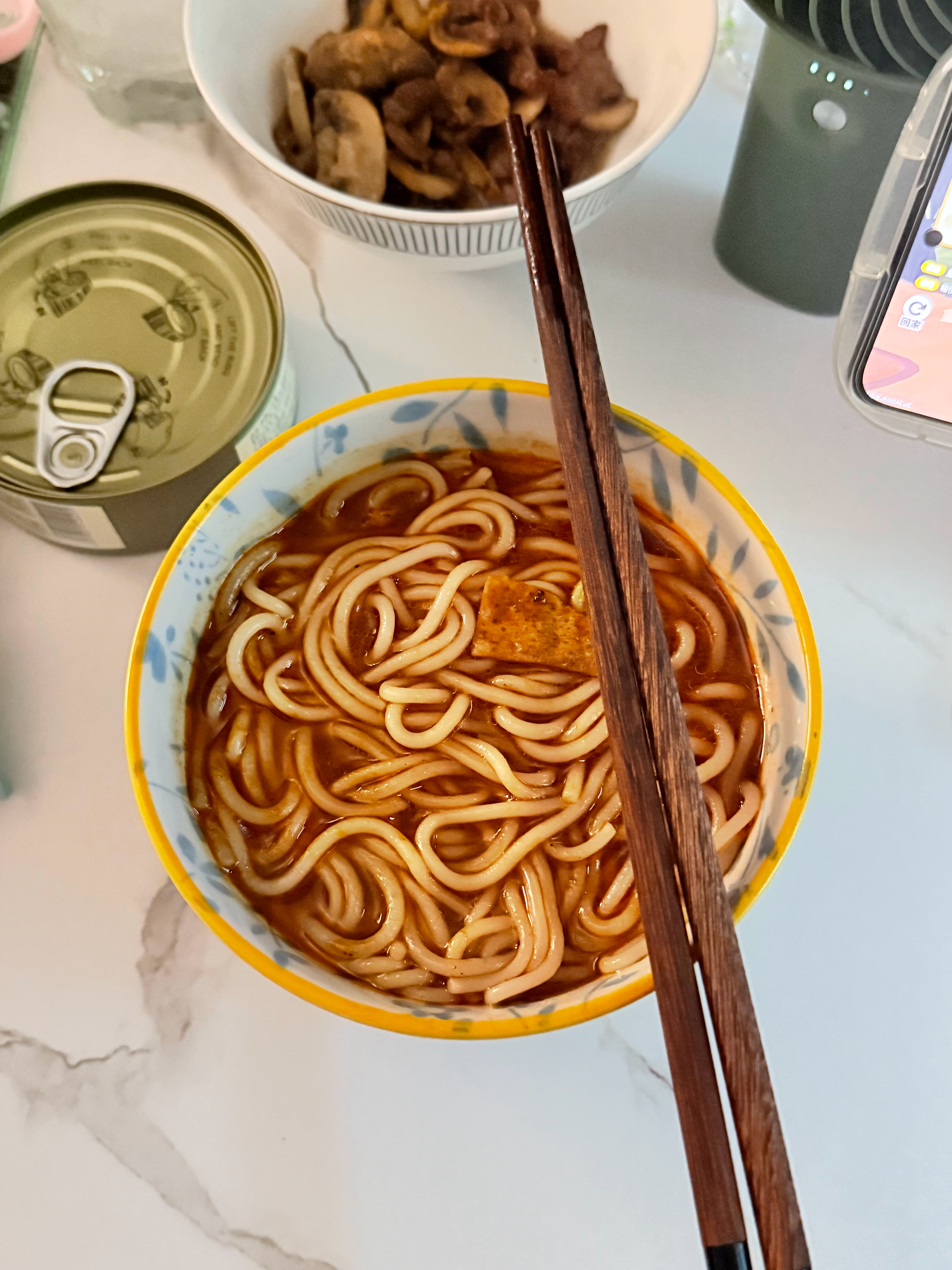 妈妈给我煮了臭宝螺蛳粉，这大半夜的好那个啊 