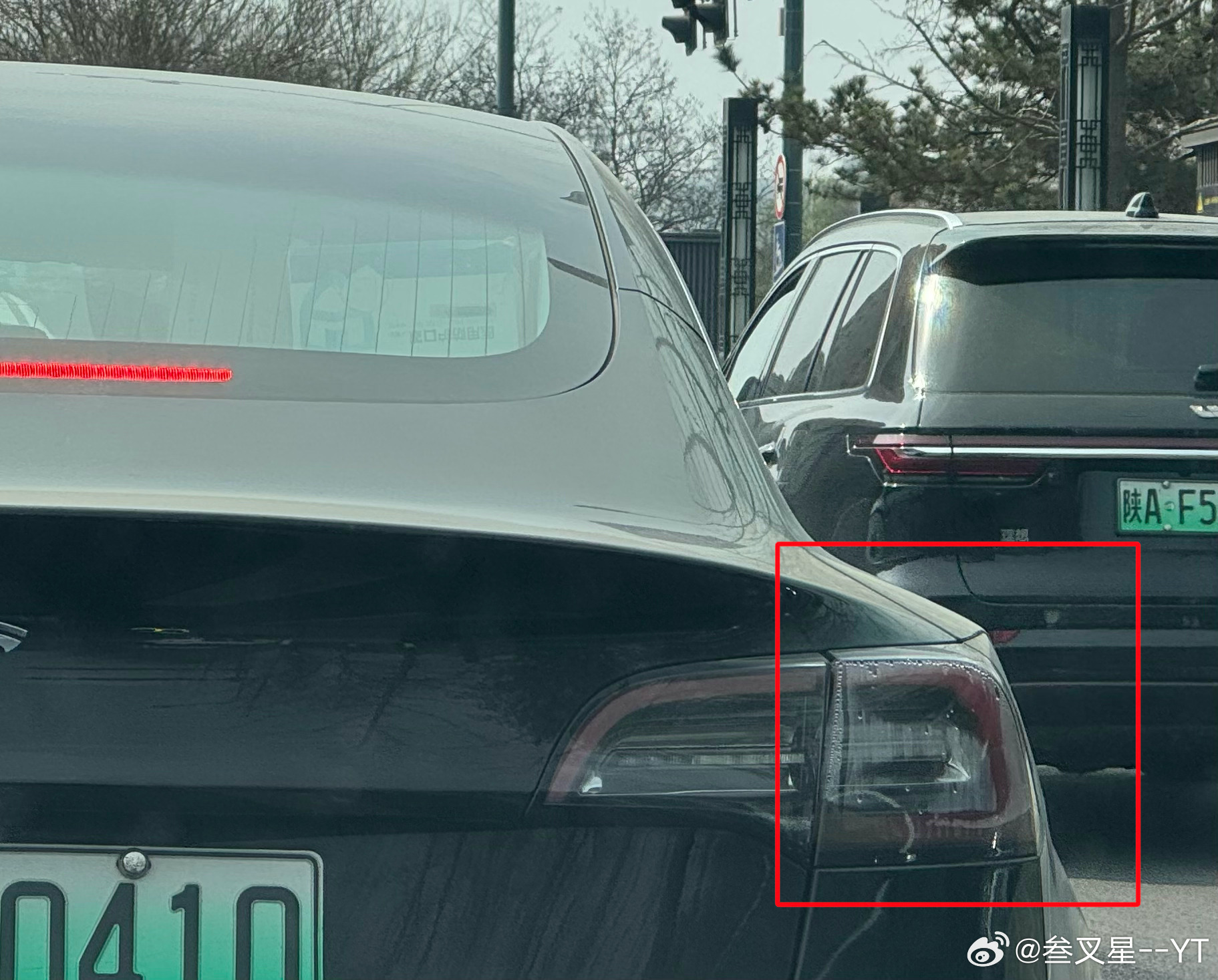一车亦景  跟着这台特斯拉看了一路，进隧道时右边尾灯就不亮，刹车时刹车灯闪了几下