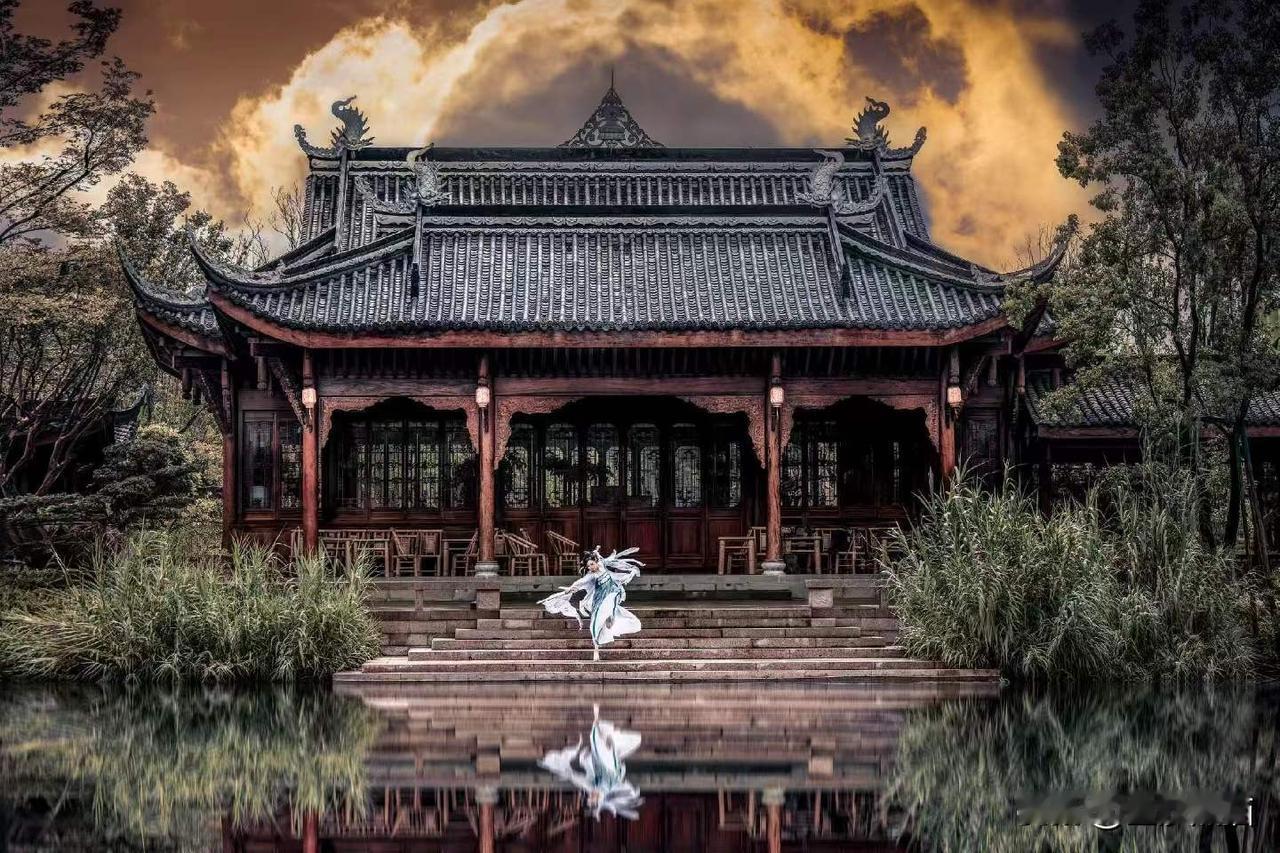 分享舞剑侠女的另外一种拍摄，环境人像。
图文原创：【沫月清风 影像】
夏日生活打