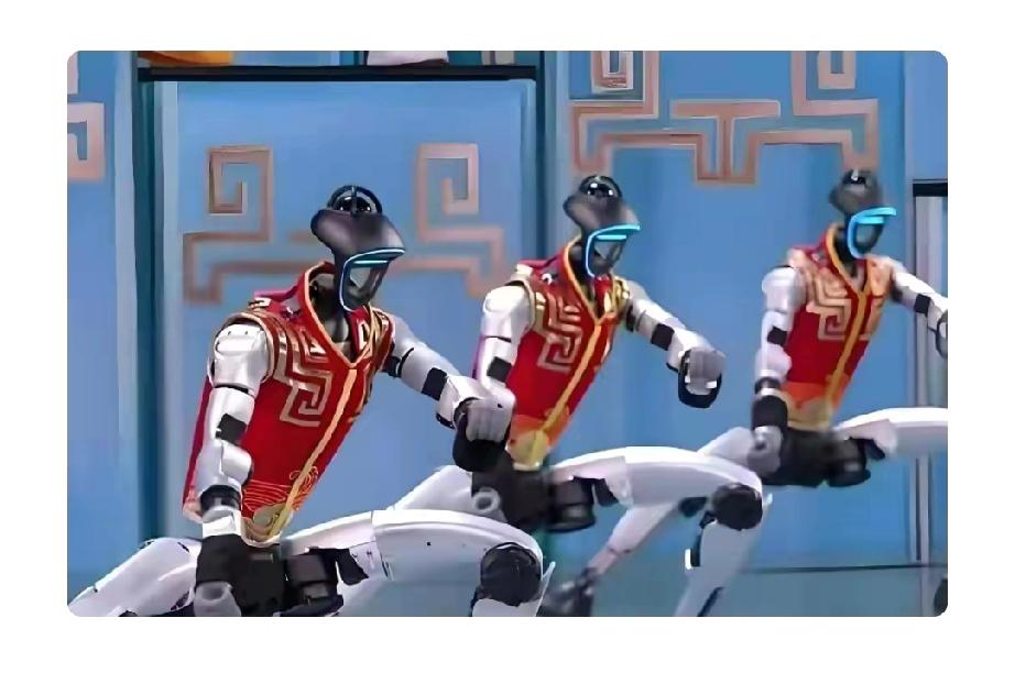 2026年春晚的机器人表演太炸裂了！16台宇树科技的机器人跟真人互动，翻跟头、耍