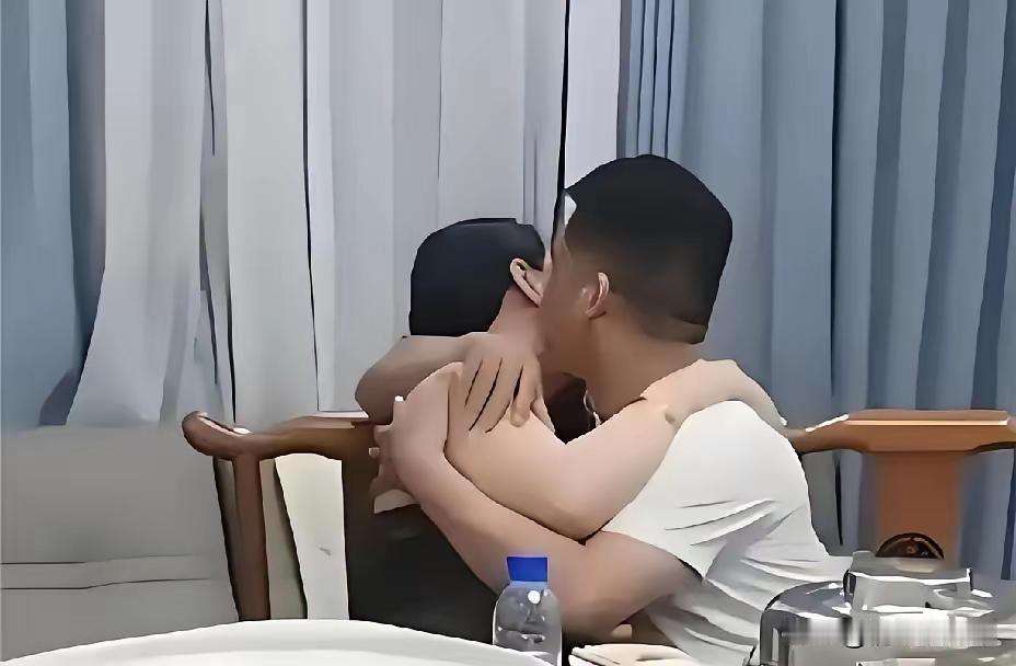 同学聚会拥吻旧情复燃，视频被发全网炸锅！网友评论两极撕裂
 
一段同学聚会的拥吻