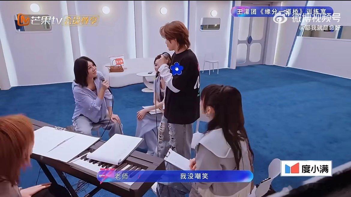 王濛离大vocal就差一个眉毛 态度超认真的王濛，虚心跟随师姐学习唱功，独特练习