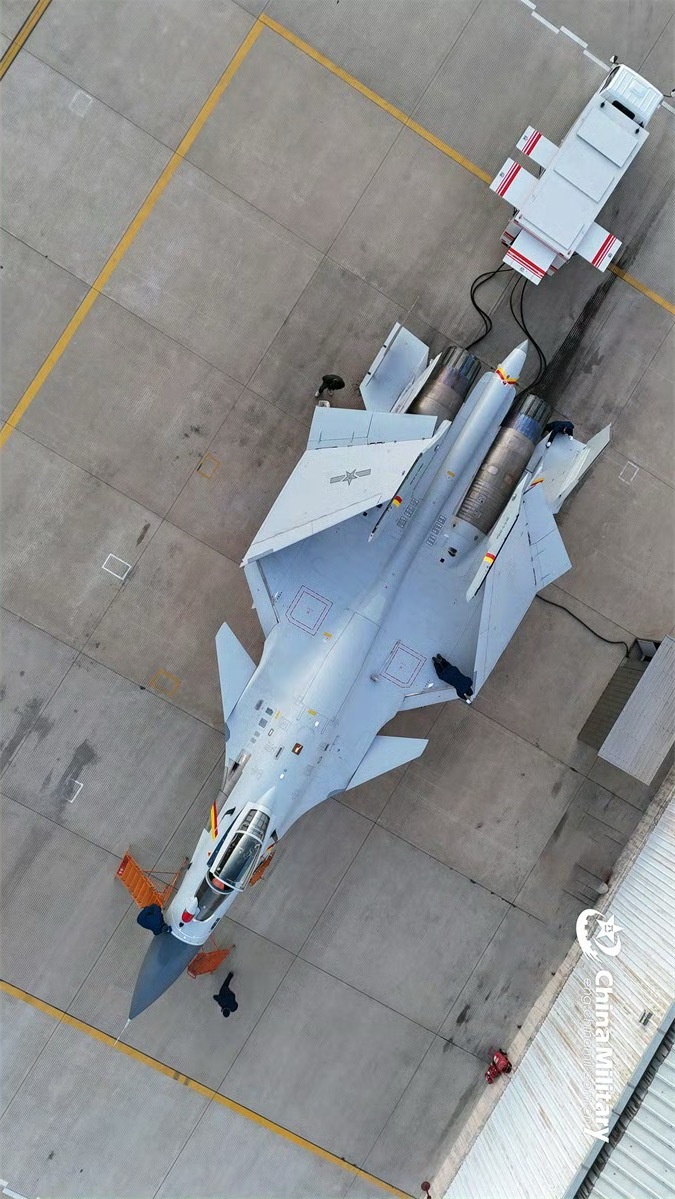 午休状态的歼F15战机 