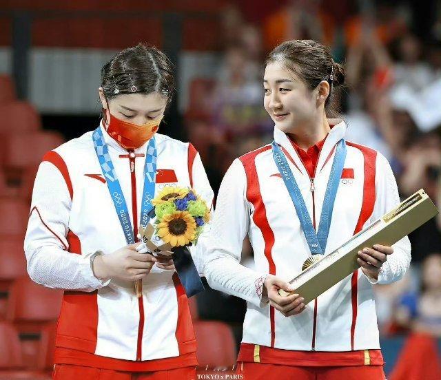 一起来回顾孙颖莎德班世乒赛女单冠军颁奖时刻 