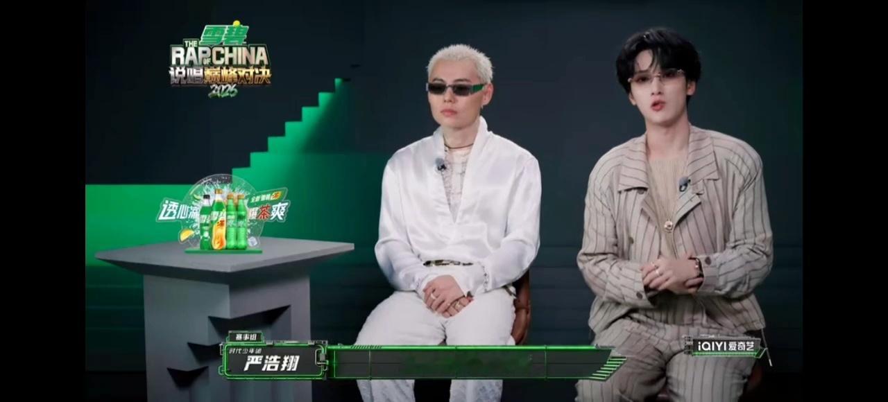 严浩翔说双人“难做但值”时尾音放轻——像在说自己和不同路数搭子磨的过程。flow