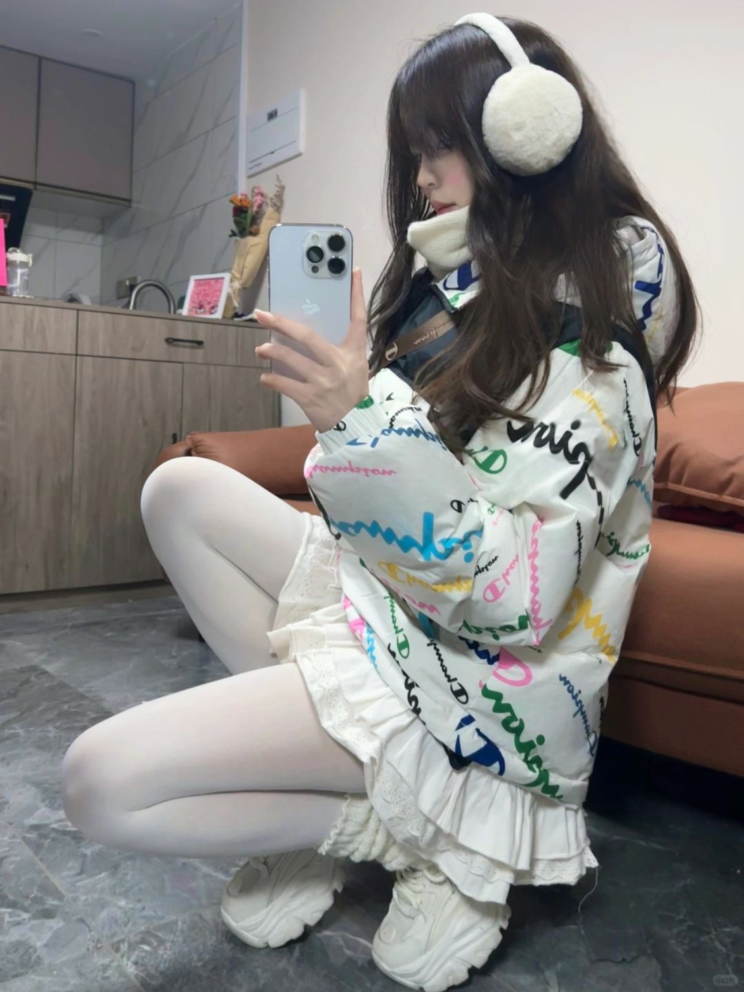 白色棉服不冻腿穿搭