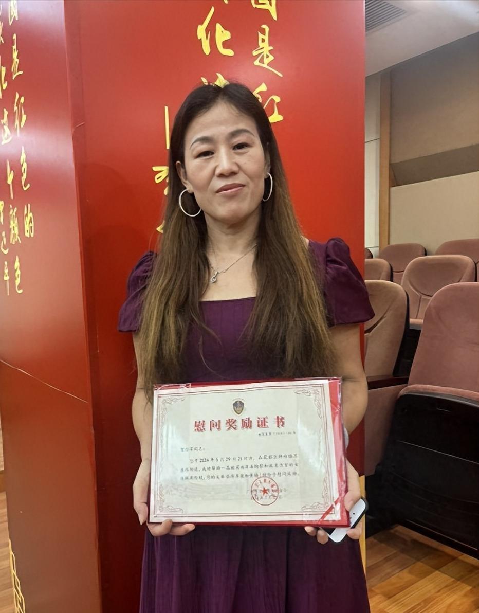 太恐怖了！广州，一壮汉挟持着衣不蔽体的女子，往一辆车上拖，女子惊慌尖叫，一名跳广