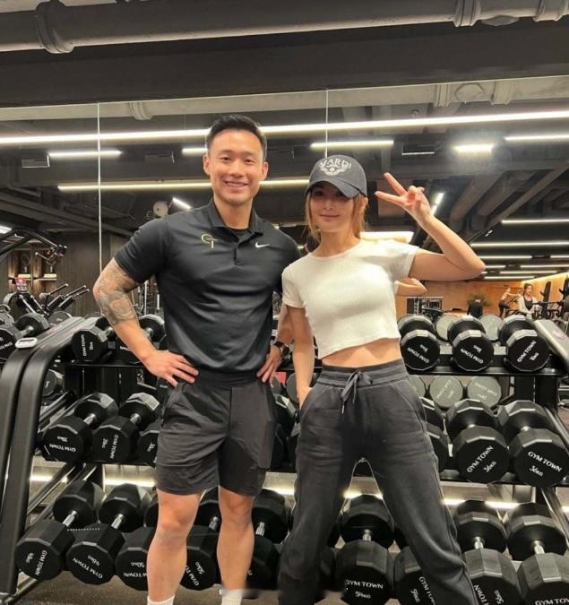 曝阿SA与男友同居曝阿SA与男友朝结婚目标迈进 据港媒，大方承认了与健身教练男友