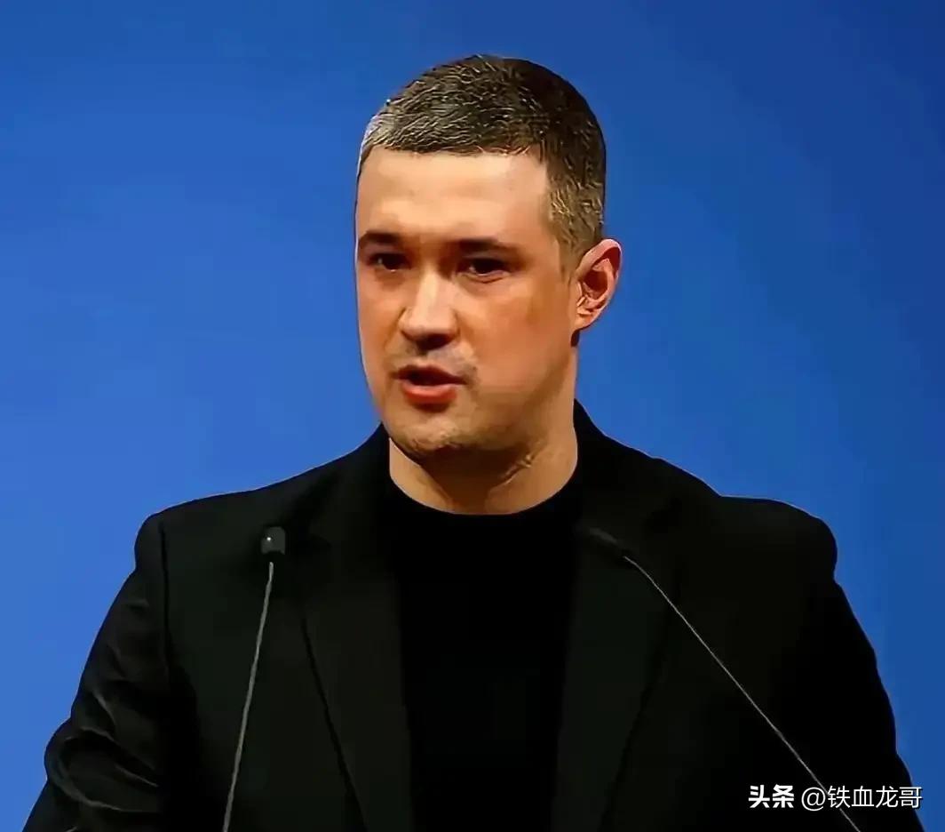 乌克兰国防部长费多罗夫被解除职务后，仍在继续抨击乌军总司令希尔斯基。不论费多罗夫