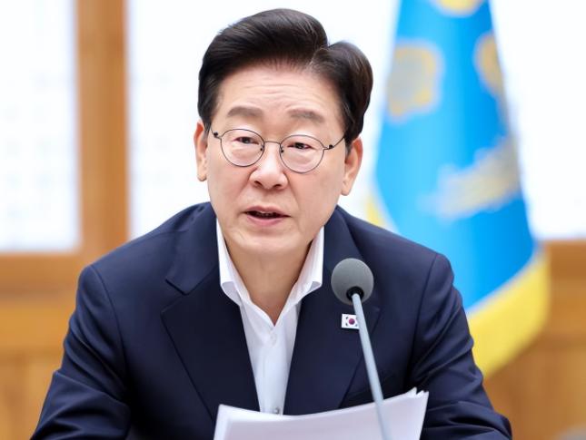 泽连斯基公开喊话，不给韩国留颜面，谁知李在明做得更绝。日前，泽连斯基公开指名道姓
