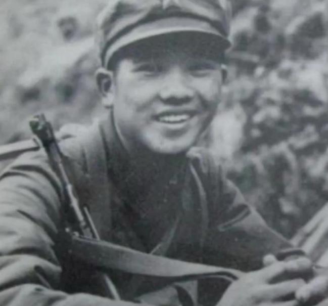 1979年，对越反击战中，一个战士给前线阵地送情报，却发现阵地已经被越军占领，他