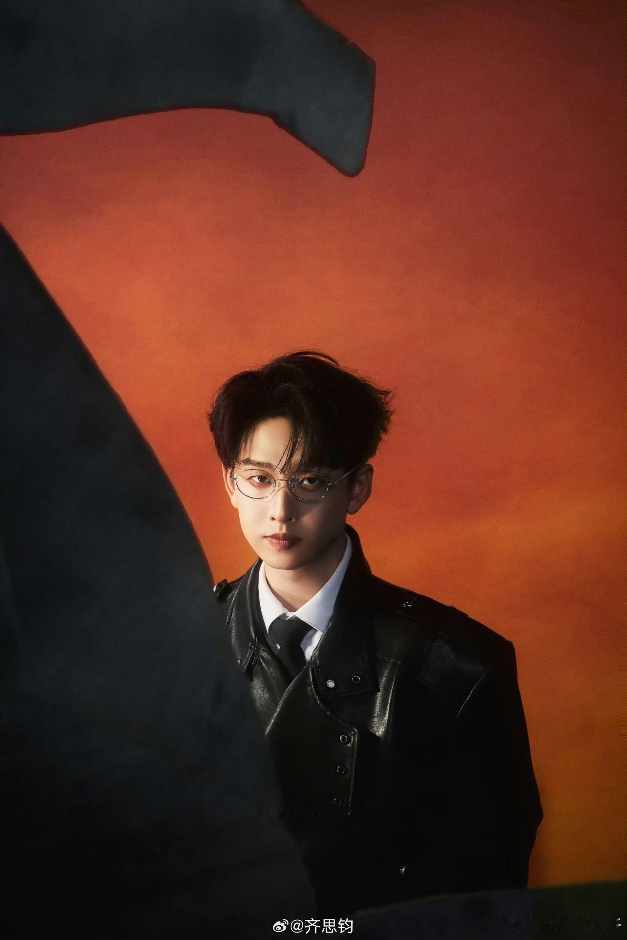 齐思钧出场有偶像剧那味了黑色大衣 + 手捧鲜花直接杀疯了🤍齐思钧一出场氛围感直