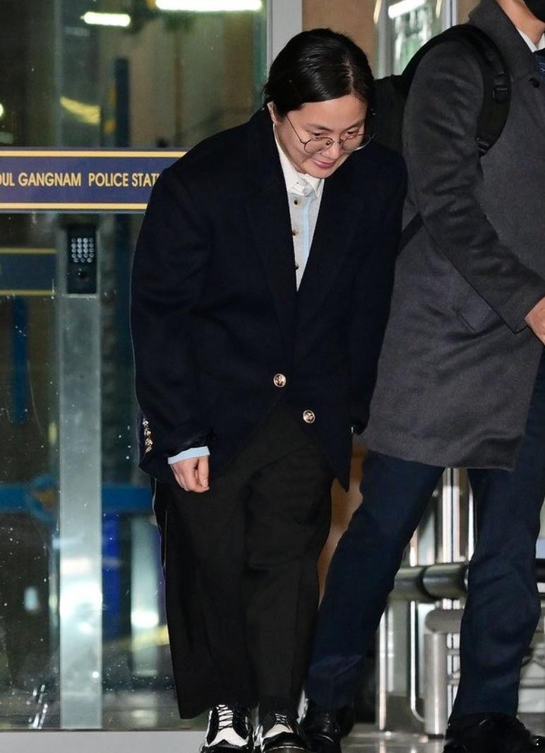 朴娜莱警局接受调查朴娜莱风波后首现身 据韩媒，朴娜莱20日现身首尔江南警察厅，就