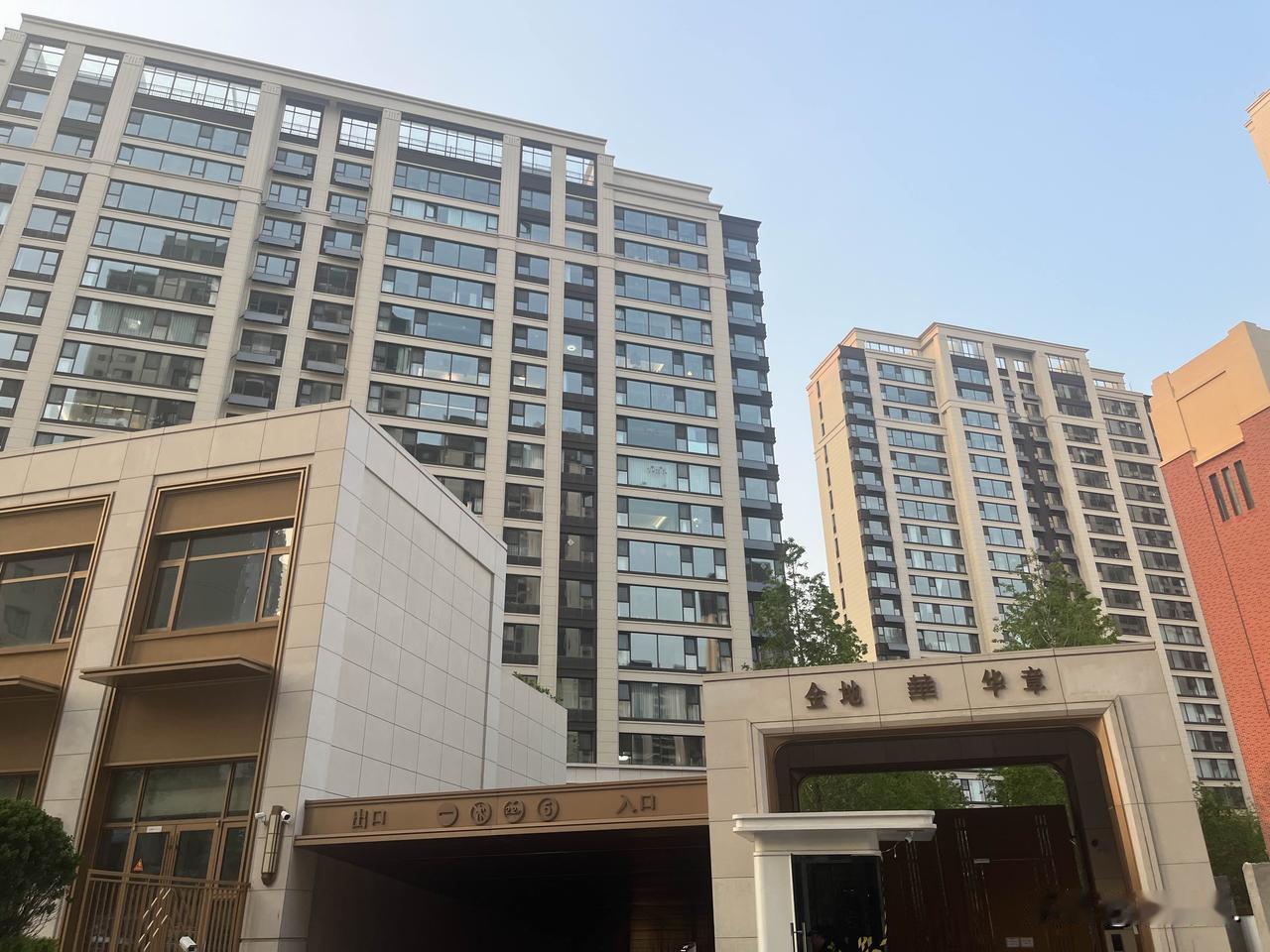 市北夹岭沟板块，比较新的小区，当属金地华章。

华章也是这个板块，价格较高的小区