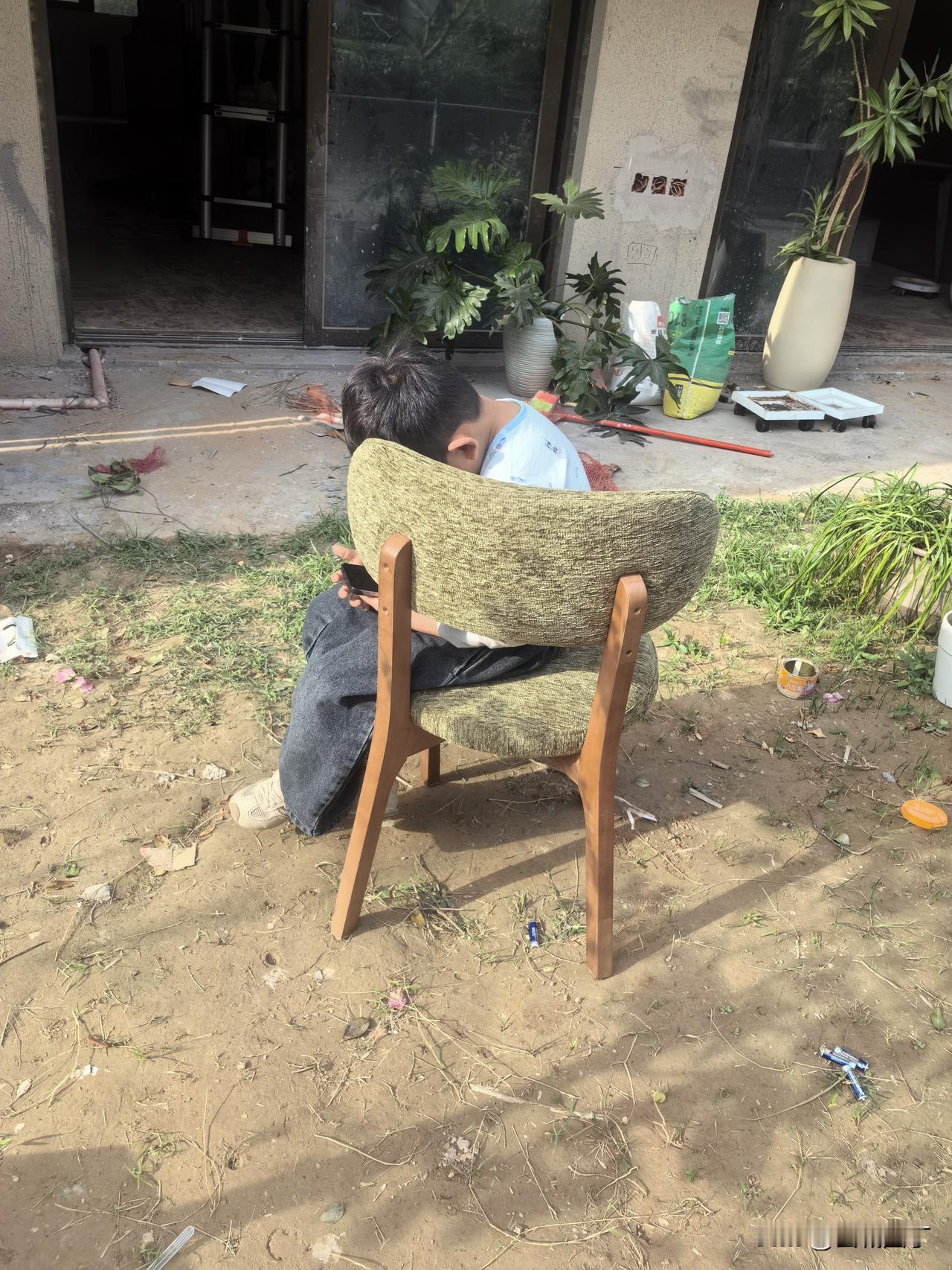 给我们家装灯的年轻夫妻俩带着孩子来了，灯装了几个小时，那孩子看了几个小时的手机。