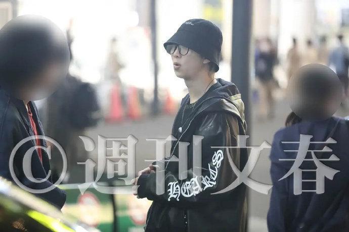 文春曝金南俊街头吸烟 文春曝金南俊街头吸烟，是在吸烟区吗..？金南俊街头吸烟