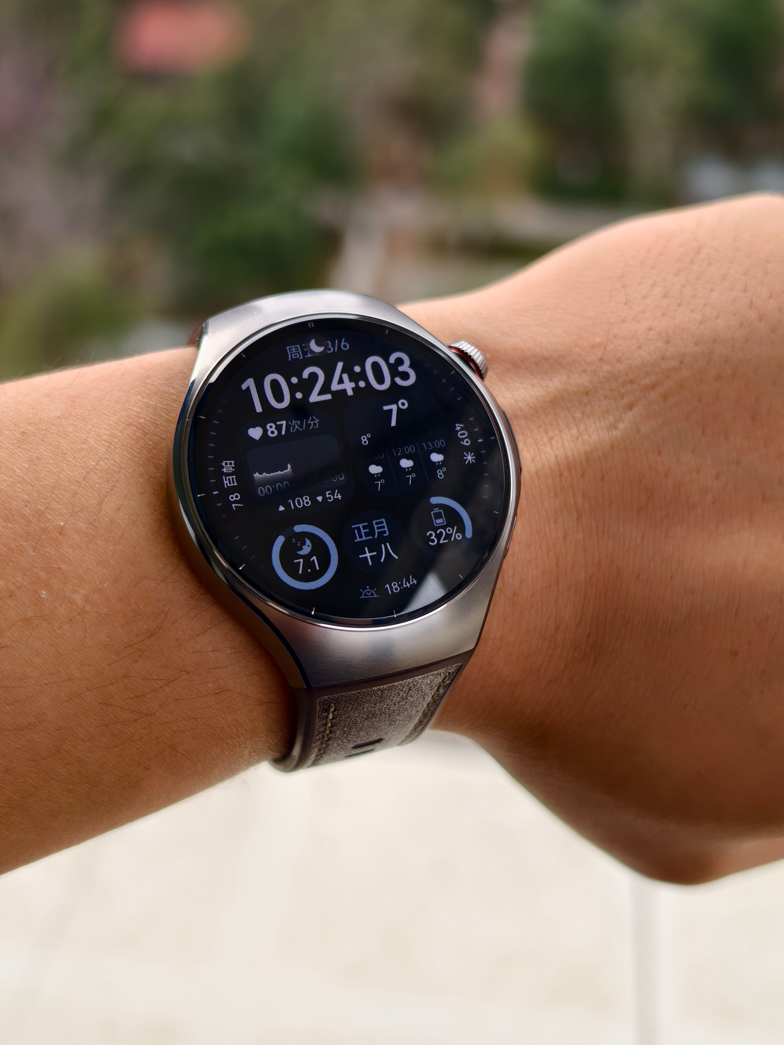 戴电子手表人的统一奇怪动作 就是会下意识的看一下手表，虽然有时候不是看时间，但就