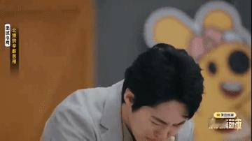 刘胤君在台上哭了10分钟要不说刘胤君演技还是格外在线的呢，也是让我们觉得非常的妥